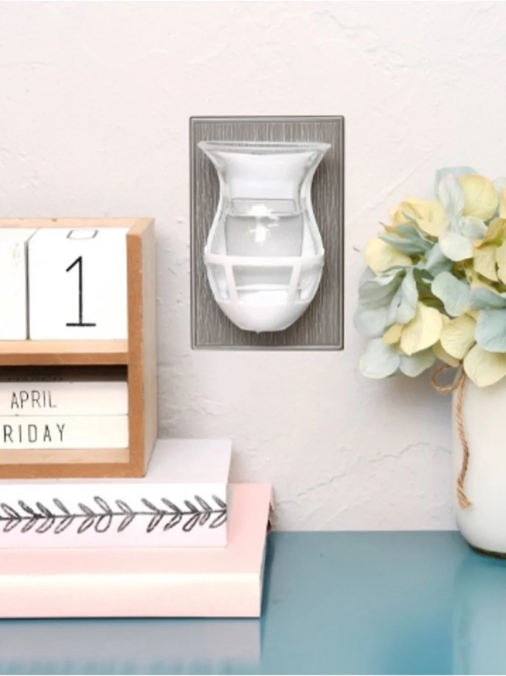 Wallhug Pluggable Home Fragrance Diffuser